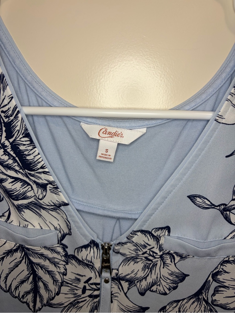 Candies Light Blue Floral Zip-Front Sleeveless Top - Picture 3 of 4